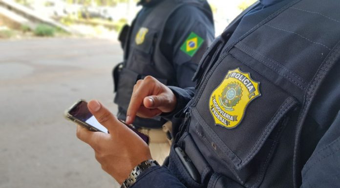 Motorista não percebe alteração de uma letra na placa do veículo e acaba detido pela PRF