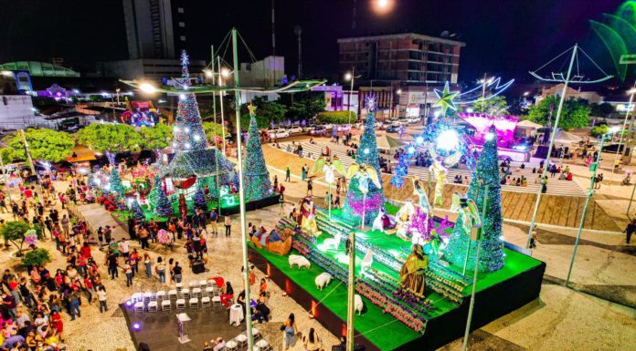 População revive lembranças com Vila e Casa do Papai Noel na Praça Dom Malan