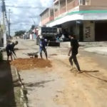 Petrolina: Moradores se unem e com as próprias mãos realizam tapa-buracos no Bairro João de Deus