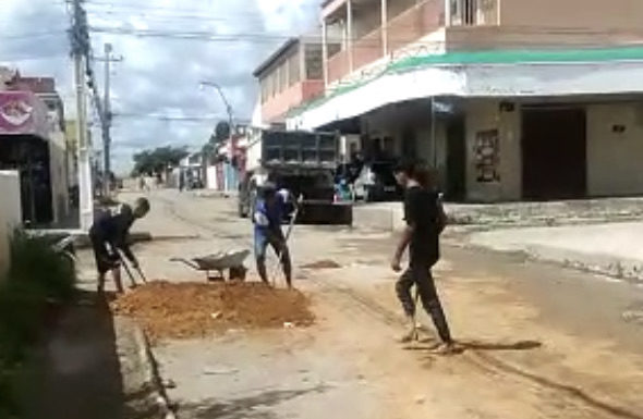 Petrolina: Moradores se unem e com as próprias mãos realizam tapa-buracos no Bairro João de Deus