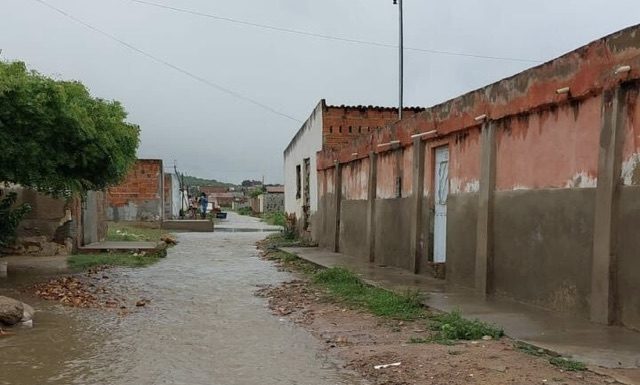 “Toda vez que chove é esse caos, devido a falta de drenagem”, diz morador de Orocó
