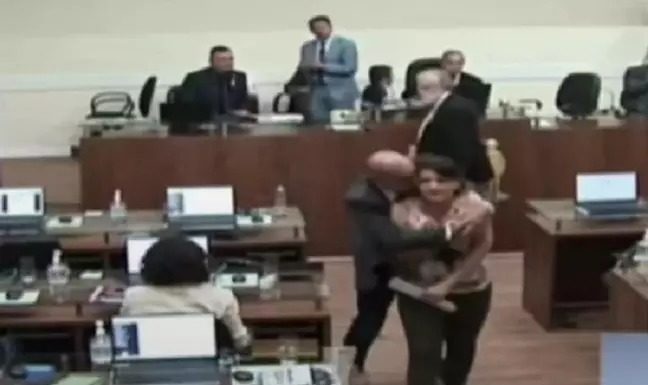 VÍDEO: Vereador é acusado de assédio após agarrar vereadora em sessão na Câmara