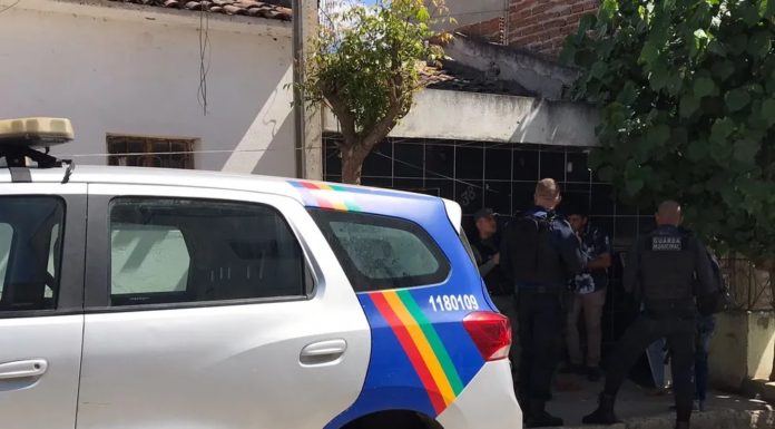 Mulher é morta com tiro na cabeça dentro de casa na frente das filhas de 2 e 12 anos