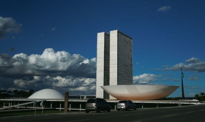 monumentos-brasilia-cupula-plenario-da-camara-dos-deputados3103201337