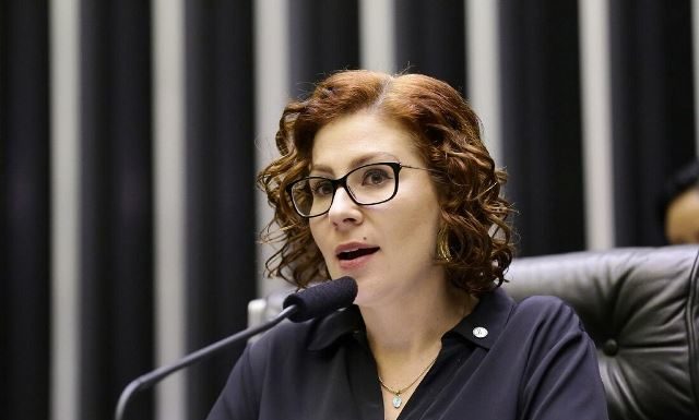 PF faz buscas na residência de Carla Zambelli e apreende mais armas da deputada