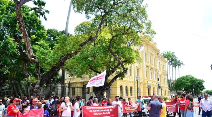 Aprovados em concurso estadual para professor protestam por convocação ao trabalho
