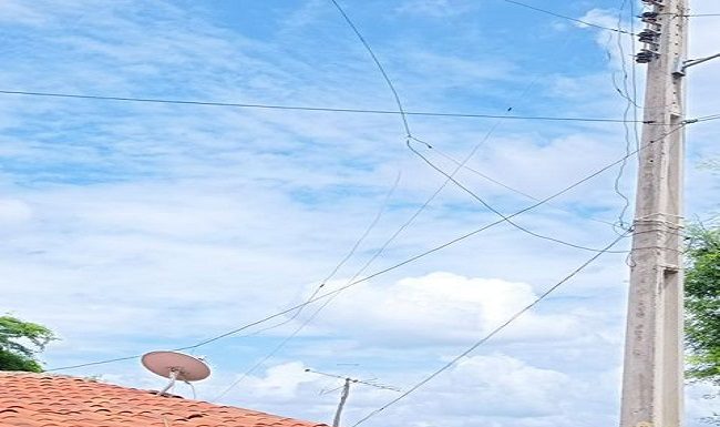 Fios de eletricidade soltos, tem deixado moradores preocupados no Riacho Fundo em Cabrobó