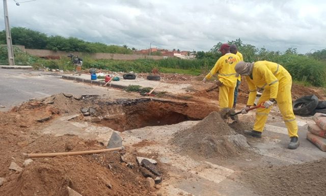Após reclamações de moradores, Compesa e Empresa responsável realizam manutenção na Avenida do Petróleo em Petrolina