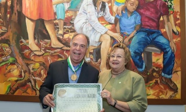 Fernando Bezerra Coelho é homenageado pelo IMIP com comenda Professor Fernando Figueira
