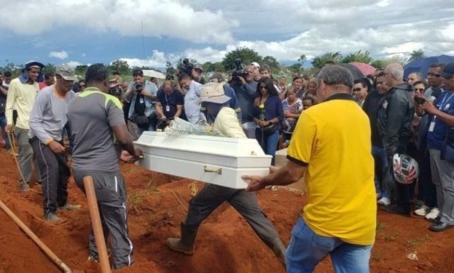Familiares pedem justiça em despedida de Elizamar e dos três filhos