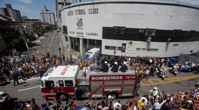 Corpo de Pelé segue em cortejo pelas ruas de Santos