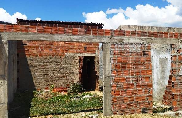 Cabrobó: Construção inacabada oferece risco a saúde e segurança da população no Divinópolis