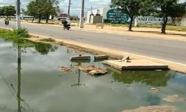 Petrolina: Esgoto na Estrada da Banana no bairro Pedra Linda prejudica comerciantes e população pede providências