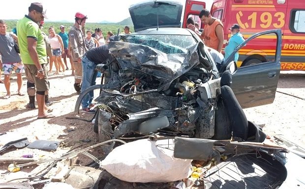 Três pessoas ficaram feridas em grave acidente entre carro e caminhão na PE-160