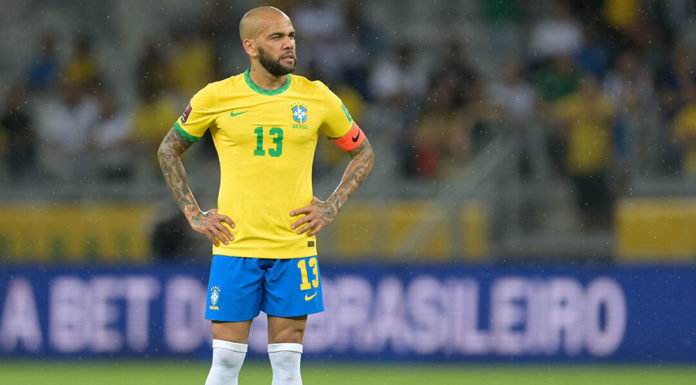 Acusado de agressão sexual, Daniel Alves joga futebol na prisão e funcionários param para assistir