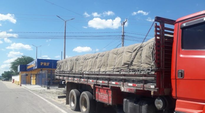 PRF flagra transporte irregular de gesso em Ouricuri