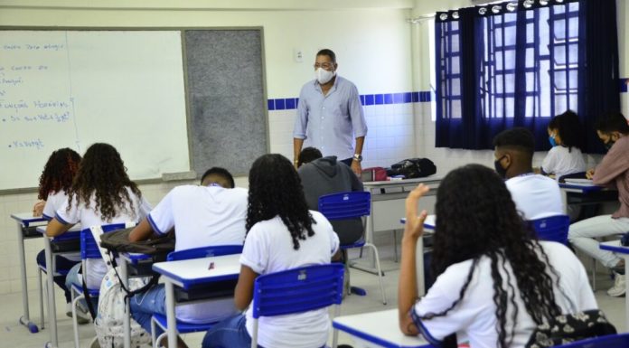 Governo de Pernambuco decreta aumento da gratificação para gestores de escolas; veja os novos valores