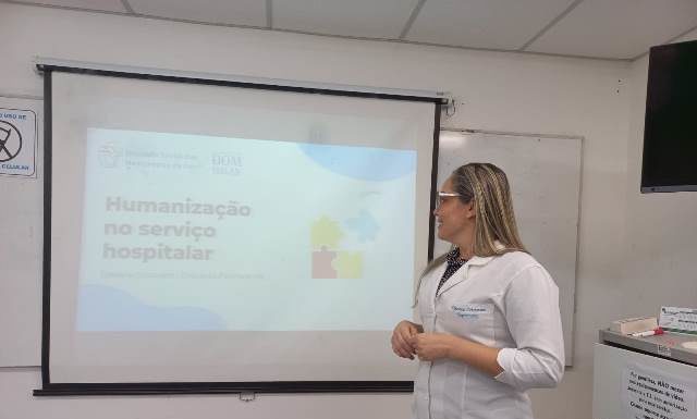 “A gente se coloca no lugar do outro,” diz recepcionista do Hospital Dom Malan em Petrolina, durante treinamento de humanização do serviço