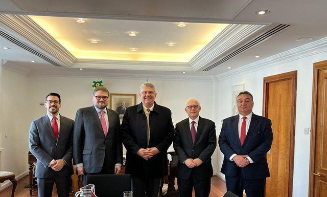 Londres: Guilherme Coelho visita embaixada brasileira para tratar sobre livre comércio entre Brasil e Reino Unido