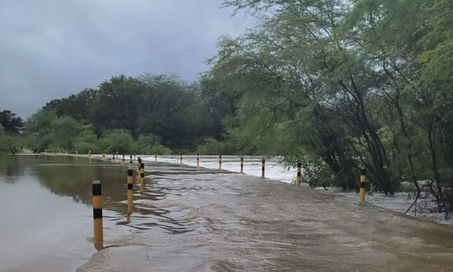 Chuva faz riachos transbordarem em Cabrobó; algumas regiões moradores enfrentam dificuldades para chegar à outra localidade
