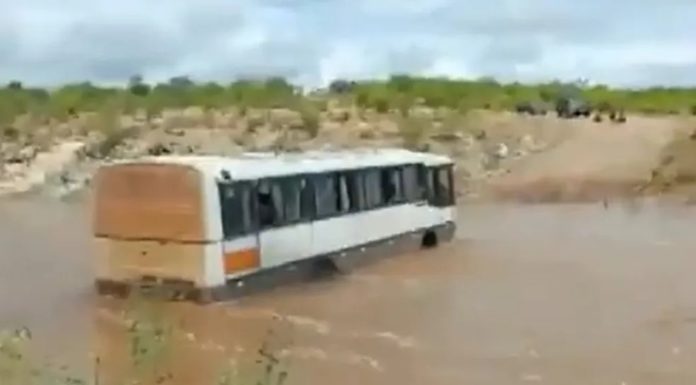 Chuvas no interior da Bahia: Ônibus fica preso ao tentar atravessar riacho em Macururé