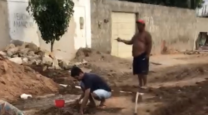 Cansados de esperar uma atitude da Compesa, moradores se reúnem e constroem rede de esgoto em Petrolina