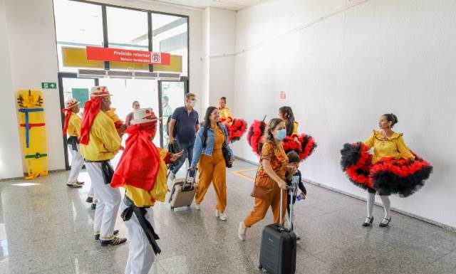 Com ação da Prefeitura, turistas que chegam ao Aeroporto de Petrolina são recepcionados com muito forró