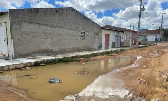 Alô Compesa! Vazamento de água limpa incomoda moradores do bairro Pedro Quirino em Cabrobó