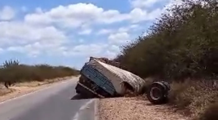 Mais um acidente é registrado na BR-235 entre Petrolina-PE e Casa Nova-BA devido aos buracos na via