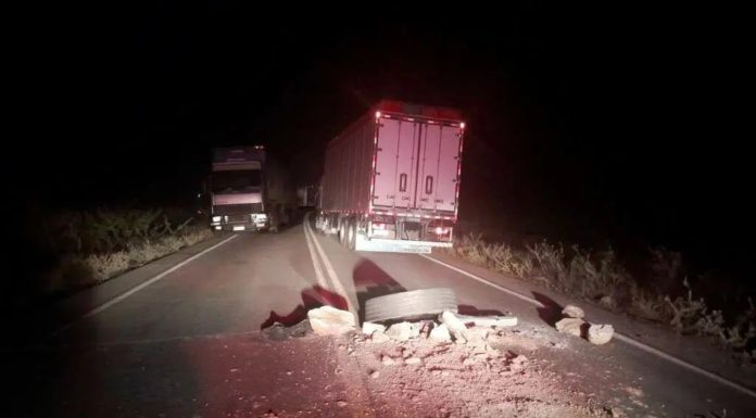 Abaré-BA: Criminosos montam barricada na BR-116 e assaltam caminhoneiro