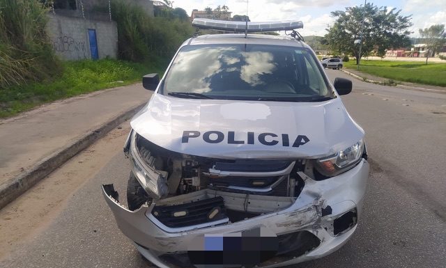 PRF registra acidente na BR-408 envolvendo viatura da PMPE