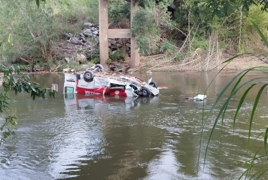 Veículos do Corpo de Bombeiros são atingidos por carreta desgovernada e arremessados em rio na Bahia