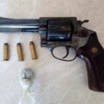 Policiais da 1ª CIPM prendem suspeito por posse ilegal de arma de fogo e munições e posse de entorpecentes