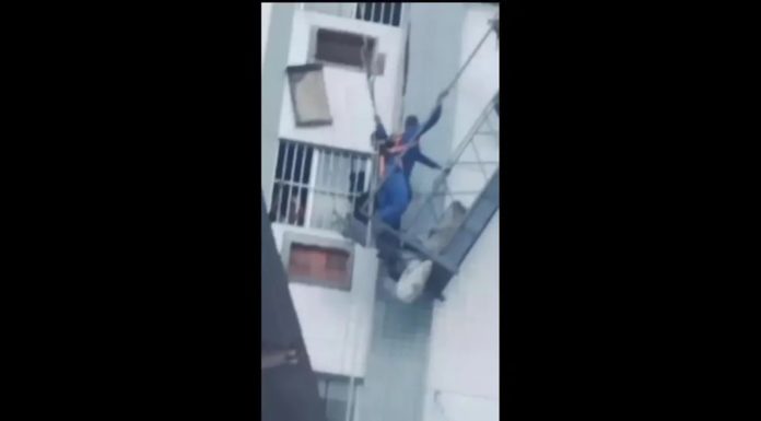 Vídeo: Andaime despenca e trabalhadores ficam pendurados no alto de prédio no Recife