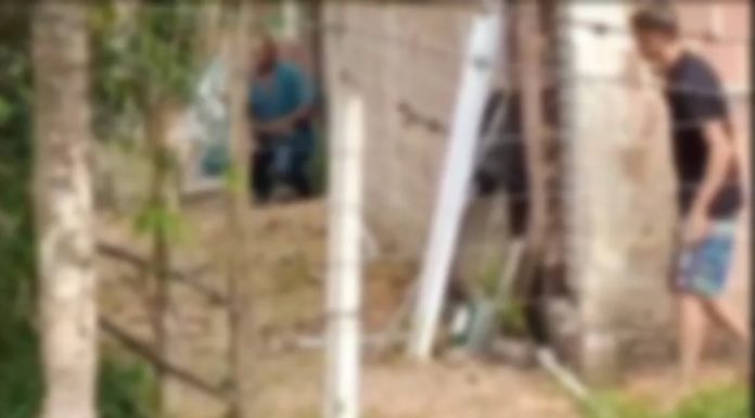 Homem é flagrado se masturbando ao olhar crianças e mulheres em clube com piscina