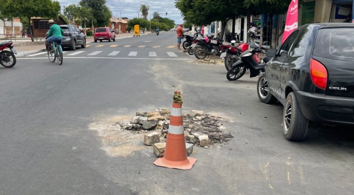 Cabrobó: Motoristas se queixam de buracos abertos pela Compesa na Avenida João Pires da Silva