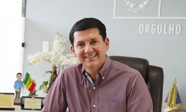 Simão Durando antecipa salário dos servidores da Prefeitura de Petrolina