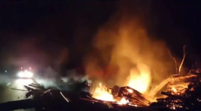 Duas mulheres morrem carbonizadas em acidente com carreta na Bahia