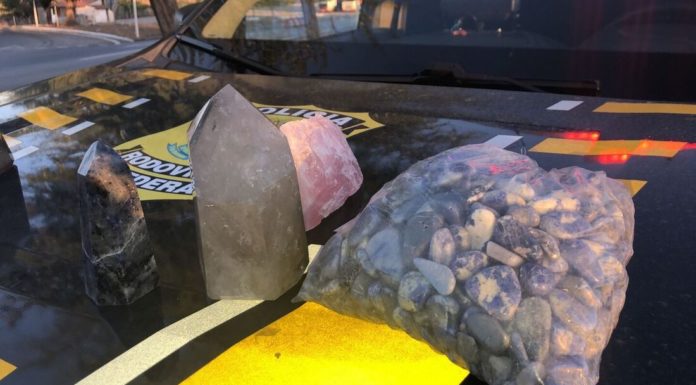 Veículo transportando 358 kg de minérios é apreendido pela PRF no Sertão