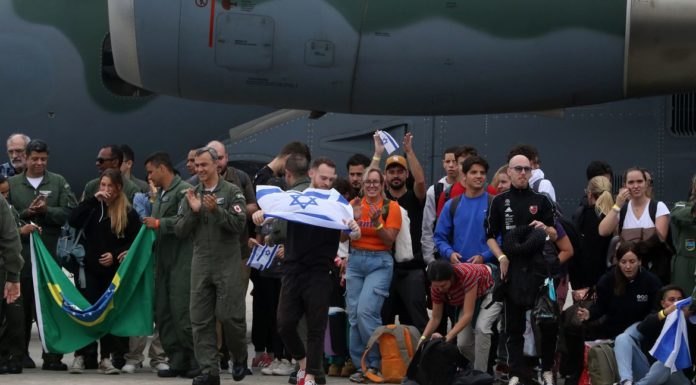 “Parecia cidade fantasma”, contam brasileiros que chegaram de Israel