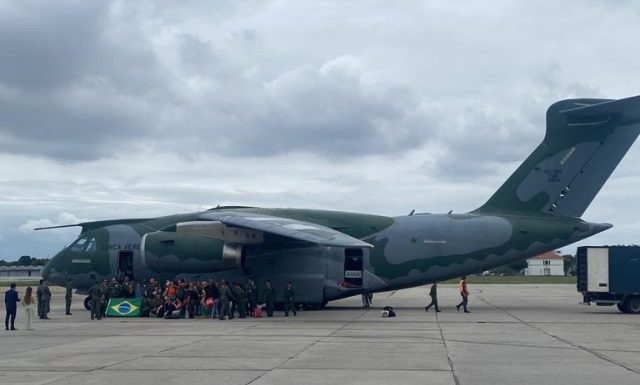 Novo voo de repatriação desembarca no Brasil com 66 brasileiros e três bolivianas
