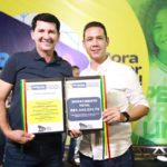 Simão e superintendente da Codevasf entregam quatro pátios para esporte e lazer nas comunidades de Petrolina