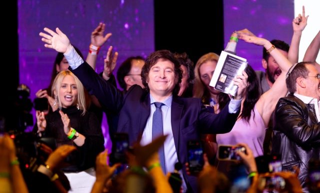 Eleições na Argentina: Milei tem vantagem sobre Massa na última pesquisa eleitoral