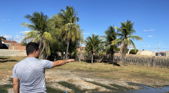 Secretário de Infraestrutura de Cabrobó, vistoria local que será feita intervenção emergencial em rede de esgoto na Avenida Flora de Novaes