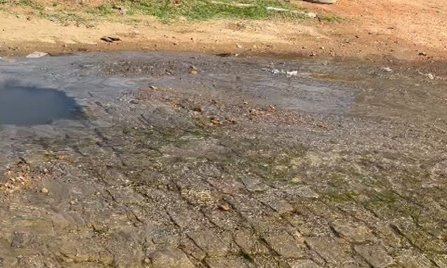 Morador do Centro de Cabrobó denuncia vazamento de água que dura mais de um mês
