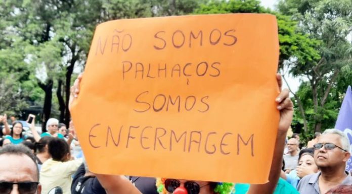 Auxiliares e Técnicos de Enfermagem promovem ato em frente ao TCE nesta segunda (20)