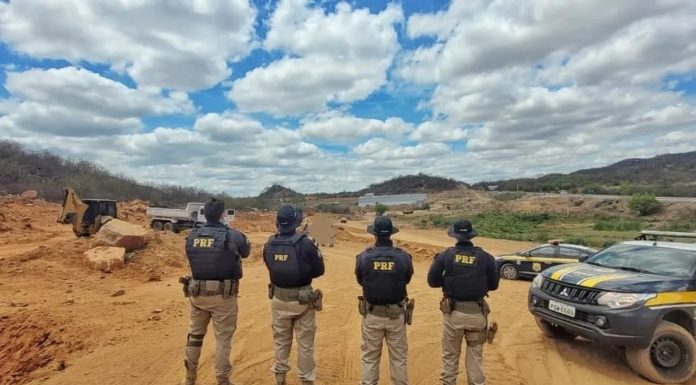 PRF flagra extração ilegal de argila às margens da BR-232 em Salgueiro