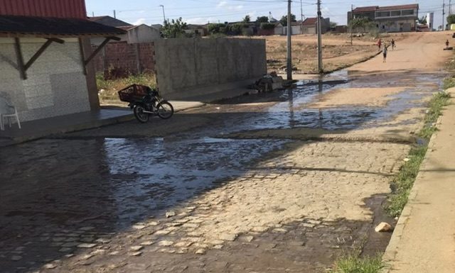 Cabrobó: moradores chamam atenção para grande vazamento de água limpa no Bairro Vila das Flores
