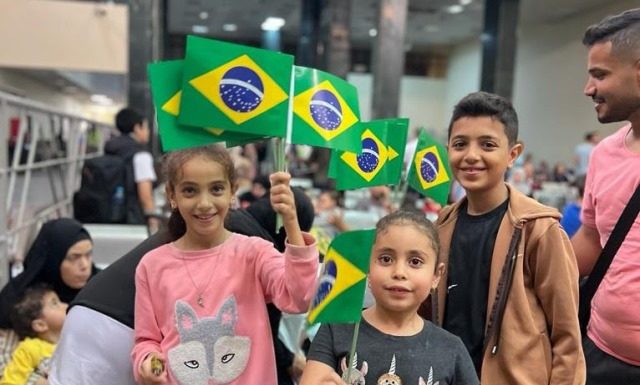 Grupo de brasileiros de Gaza segue para o Cairo. Retorno ao Brasil está previsto para segunda-feira