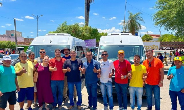 Com investimento de R$ 600 mil, George Duarte entrega 2 vans 0km para a educação de Santa Maria da Boa Vista